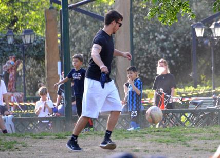 Antonio Spinalbese compagno di Belen Rodriguez e il piccolo Santiago al parco Antonio Spinalbese compagno di Belen Rodriguez e il piccolo Santiago al parco