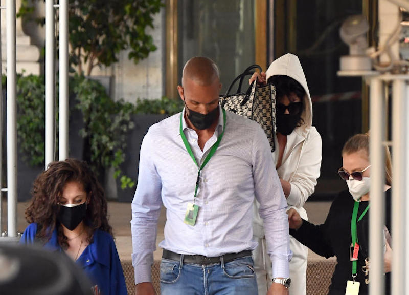 Roma , Lady Gaga esce scortata da una guardia del corpo nacsondendosi dietro una borsetta mentre Al Pacino saluta I fan al termine delle riprese del film “house of Gucci “ Ipa