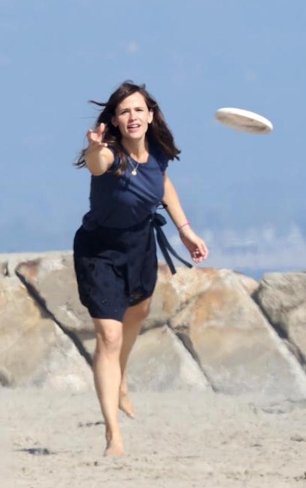 Santa Barbara,l'attrice Jennifer Garner gioca a frisbee con gli amici e corre con i figli sulla spiaggia  Ipa