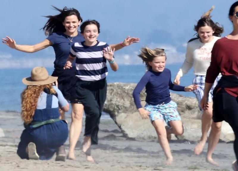 Santa Barbara, l attrice Jennifer Garner gioca a frisbee con gli amici e corre con i figli sulla spiaggia Ipa