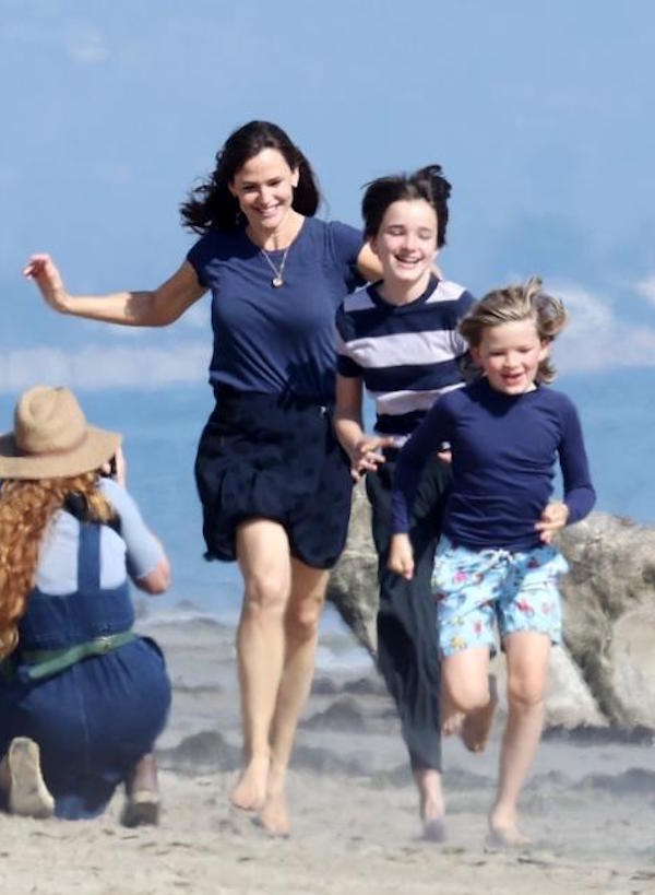 Santa Barbara, l'attrice Jennifer Garner gioca a frisbee con gli amici e corre con i figli sulla spiaggia