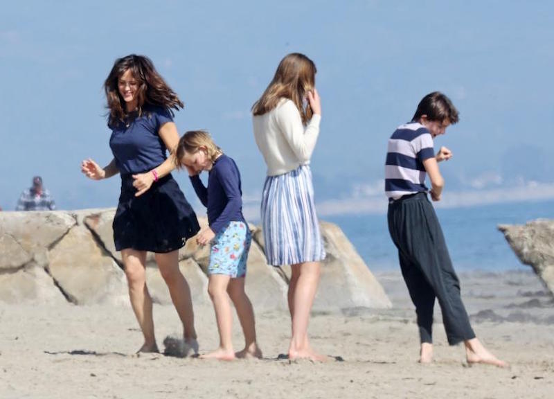 Santa Barbara, l'attrice Jennifer Garner gioca a frisbee con gli amici e corre con i figli sulla spiaggia Ipa