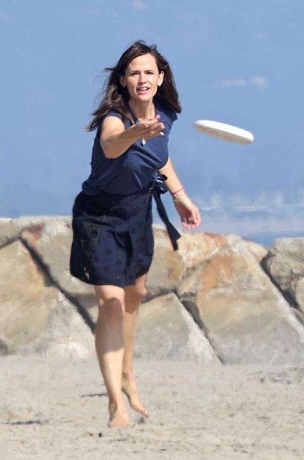 Santa Barbara, l'attrice Jennifer Garner gioca a frisbee con gli amici e corre con i figli sulla spiaggia Ipa