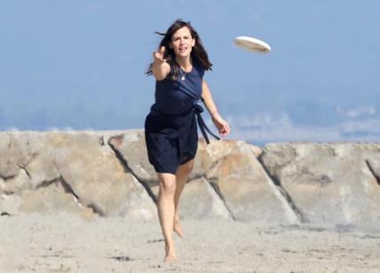 Santa Barbara,Jennifer Garner gioca a frisbee con amici e corre con i figli