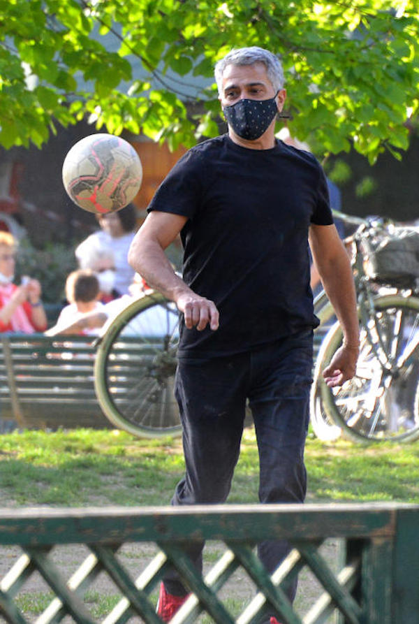 Milano, Antonio Spinalbese compagno di Belen Rodriguez con il papà papà della showglirl Gustavo Rodríguez e il piccolo Santiago al parco. Gli adulti bevono un aperitivo e giocano tra loro non curandosi troppo del piccolo che intanto gioca con un'amichetta didascalia: IPA