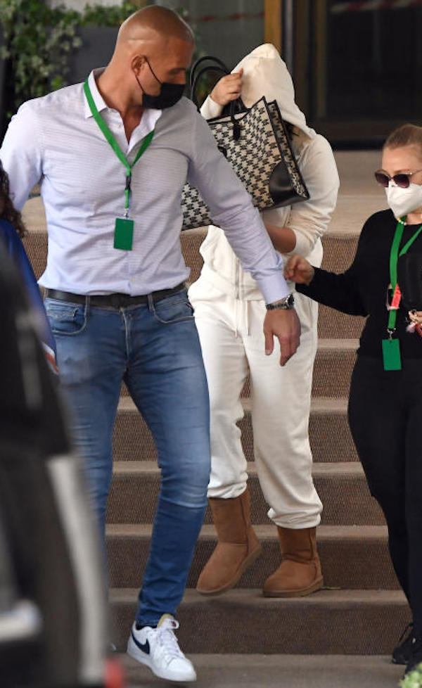 Roma , Lady Gaga esce scortata da una guardia del corpo nacsondendosi dietro una borsetta mentre Al Pacino saluta I fan al termine delle riprese del film “house of Gucci “ ipa