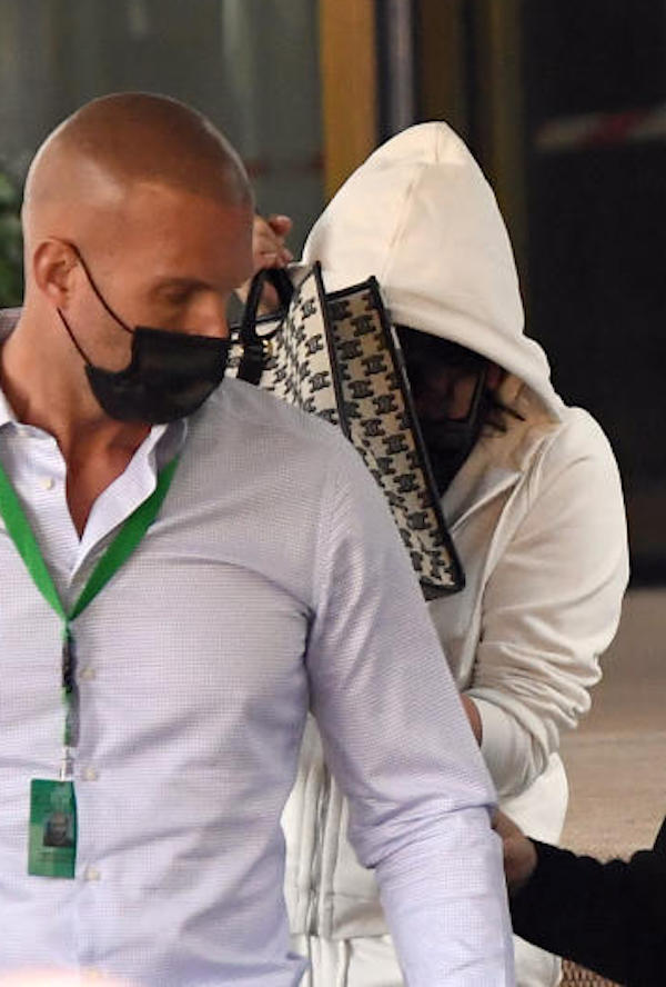 Roma , Lady Gaga esce scortata da una guardia del corpo nacsondendosi dietro una borsetta mentre Al Pacino saluta I fan al termine delle riprese del film “house of Gucci “ ipa