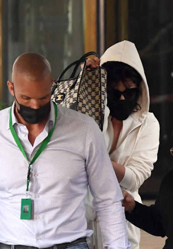 Roma , Lady Gaga esce scortata da una guardia del corpo nacsondendosi dietro una borsetta mentre Al Pacino saluta I fan al termine delle riprese del film “house of Gucci “ Ipa