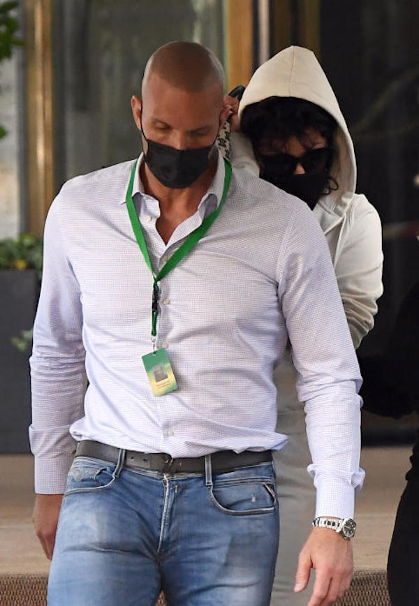 Roma , Lady Gaga esce scortata da una guardia del corpo nacsondendosi dietro una borsetta mentre Al Pacino saluta I fan al termine delle riprese del film “house of Gucci “   Ipa
