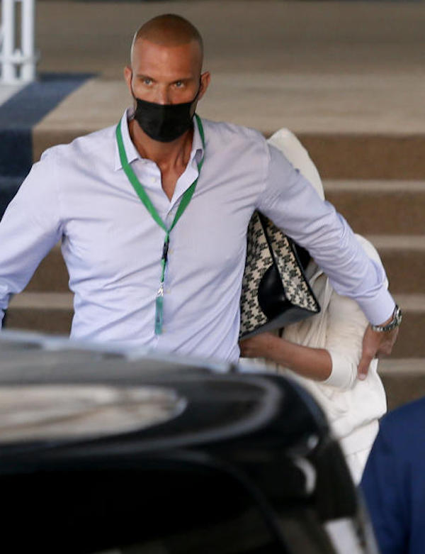 Roma , Lady Gaga esce scortata da una guardia del corpo nacsondendosi dietro una borsetta mentre Al Pacino saluta I fan al termine delle riprese del film “house of Gucci “   ipa