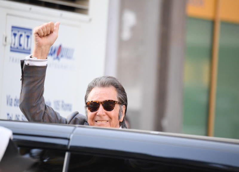 Roma , Lady Gaga esce scortata da una guardia del corpo nacsondendosi dietro una borsetta mentre Al Pacino saluta I fan al termine delle riprese del film “house of Gucci “ Ipa