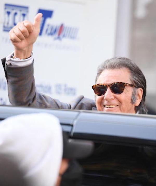 Roma , Lady Gaga esce scortata da una guardia del corpo nacsondendosi dietro una borsetta mentre Al Pacino saluta I fan al termine delle riprese del film “house of Gucci “ ipa
