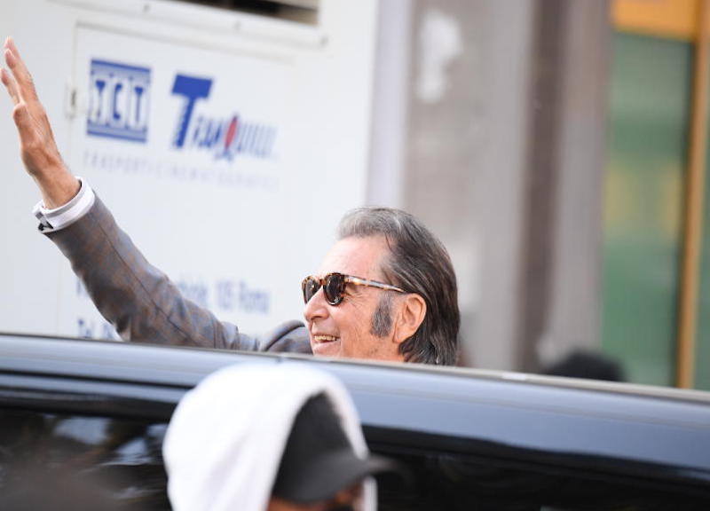 Roma , Lady Gaga esce scortata da una guardia del corpo nacsondendosi dietro una borsetta mentre Al Pacino saluta I fan al termine delle riprese del film “house of Gucci “   Ipa