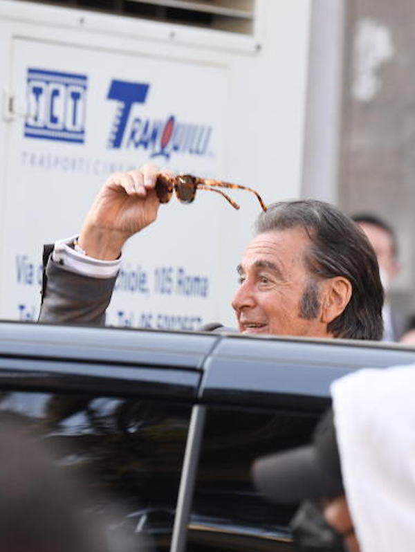 Roma , Lady Gaga esce scortata da una guardia del corpo nacsondendosi dietro una borsetta mentre Al Pacino saluta I fan al termine delle riprese del film “house of Gucci “ ipa