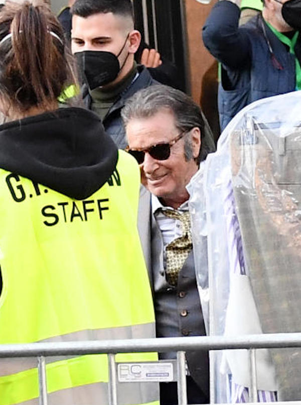 Roma , Lady Gaga esce scortata da una guardia del corpo nacsondendosi dietro una borsetta mentre Al Pacino saluta I fan al termine delle riprese del film “house of Gucci “ IPA