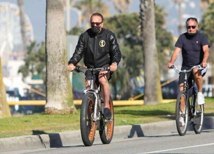 Arnold Schwarzenegger giro in mountain bike a Venice beach