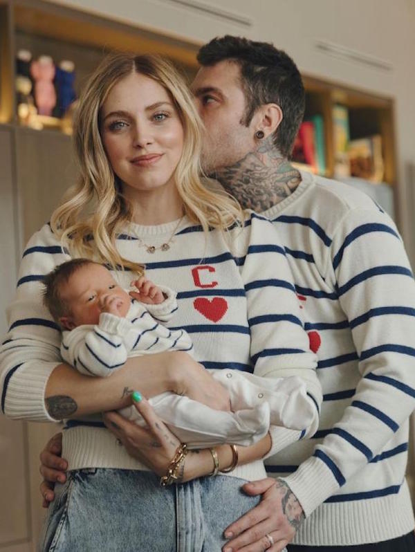 Fedez Bacia Chiara Ferragni con la piccola Vittoria Lucia IPA