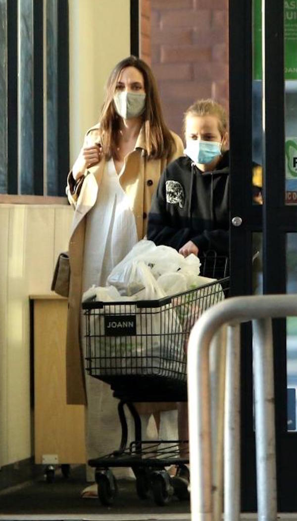 titolo:Hollywood, Angelina Jolie e la figlia Vivienne Jolie-Pitt fanno shopping IPA 