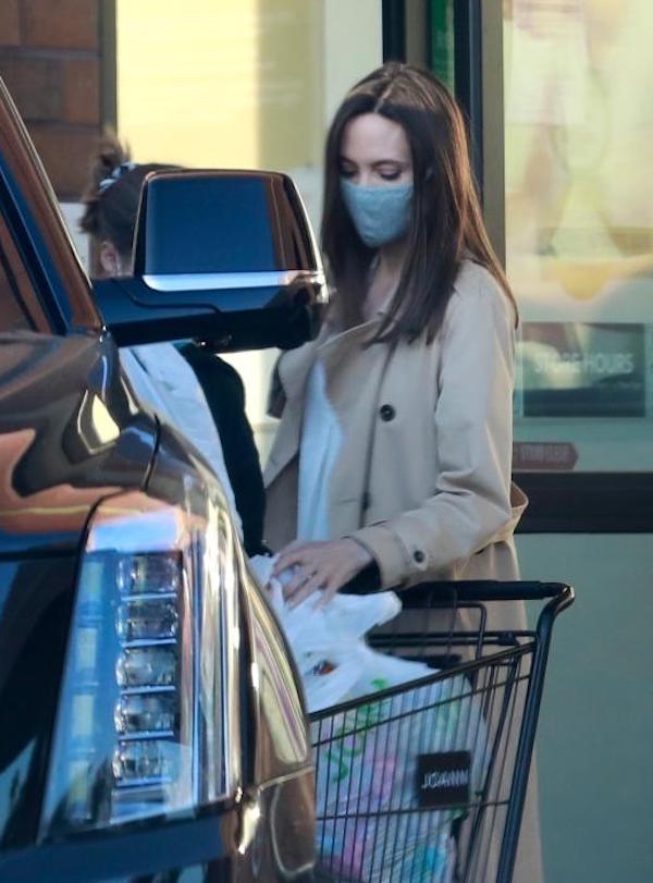 titolo:Hollywood, Angelina Jolie e la figlia Vivienne Jolie-Pitt fanno shopping   ipa
