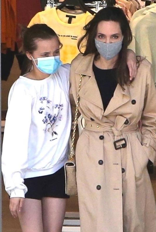 titolo:Hollywood, Angelina Jolie e la figlia Vivienne Jolie-Pitt fanno shopping Ipa