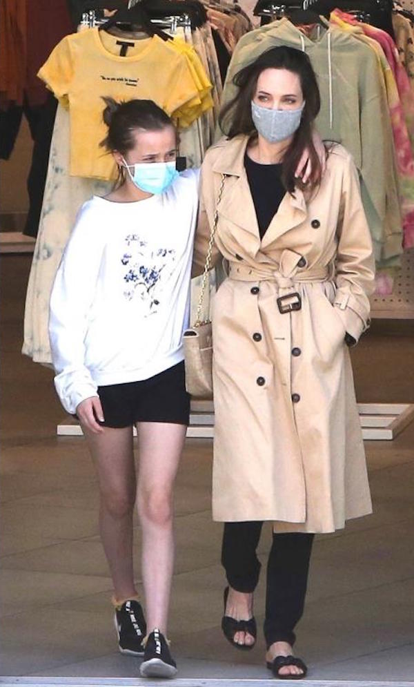 titolo:Hollywood, Angelina Jolie e la figlia Vivienne Jolie-Pitt fanno shopping  IPA