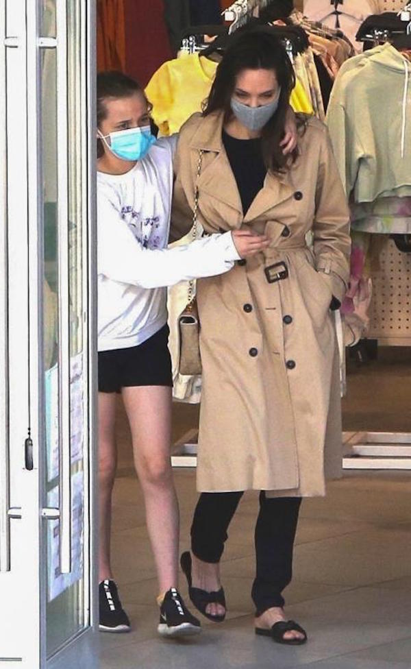 titolo:Hollywood, Angelina Jolie e la figlia Vivienne Jolie-Pitt fanno shopping ipa