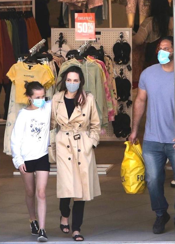 titolo:Hollywood, Angelina Jolie e la figlia Vivienne Jolie-Pitt fanno shopping Ipa