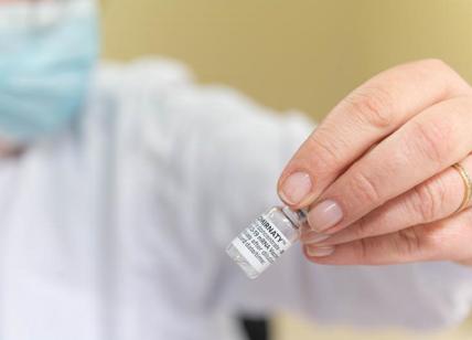 Vaccini, la burocrazia uccide l'Italia: Odissea per i residenti all'estero