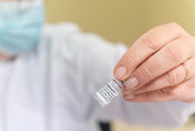 Vaccini, la burocrazia uccide l'Italia: Odissea per i residenti all'estero