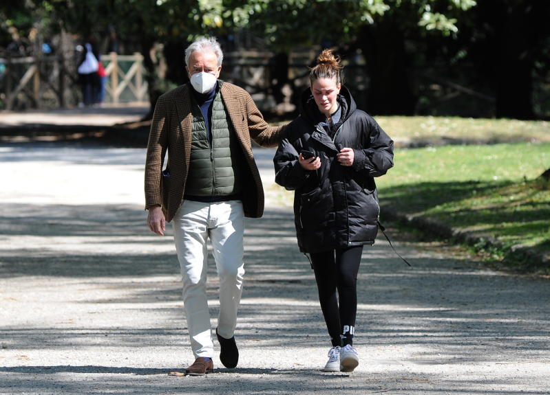Milano Corrado Tedeschi con la figlia Camilla a passeggio al parco ipa