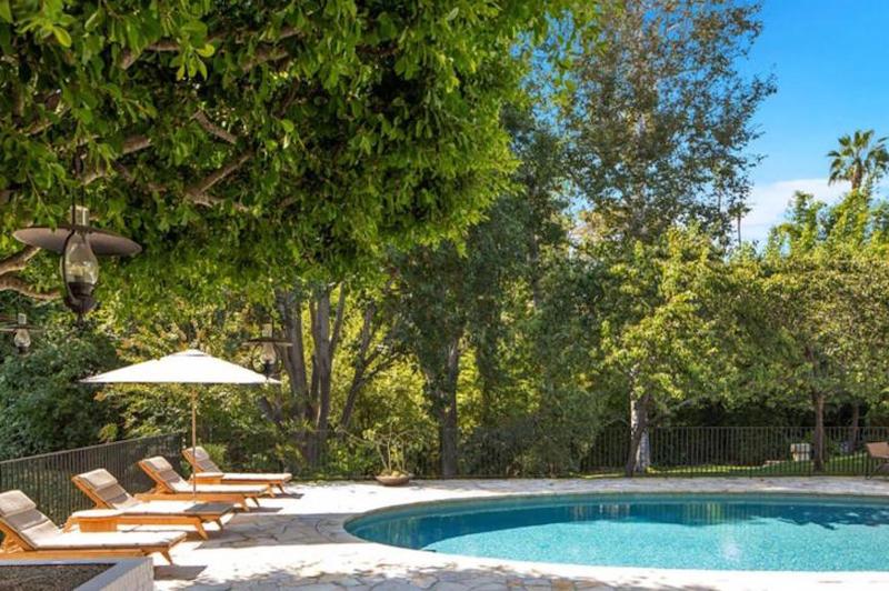 Ellen DeGeneres e la moglie Portia de Rossi vendono la tenuta di Beverly Hills Ellen DeGeneres e la moglie Portia de Rossi vendono la tenuta di Beverly Hills