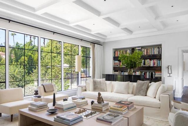 Ellen DeGeneres e la moglie Portia de Rossi vendono la tenuta di Beverly Hills Ellen DeGeneres e la moglie Portia de Rossi vendono la tenuta di Beverly Hills