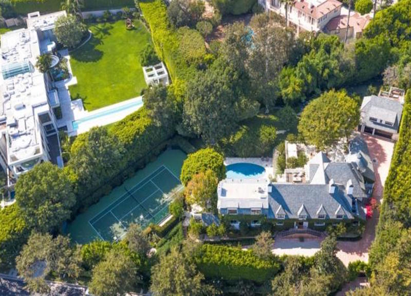 Ellen DeGeneres e la moglie Portia de Rossi vendono la tenuta di Beverly Hills Ellen DeGeneres e la moglie Portia de Rossi vendono la tenuta di Beverly Hills