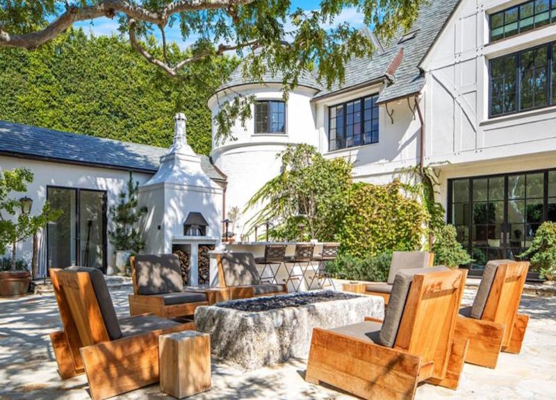 Ellen DeGeneres e la moglie Portia de Rossi vendono la tenuta di Beverly Hills Ellen DeGeneres e la moglie Portia de Rossi vendono la tenuta di Beverly Hills