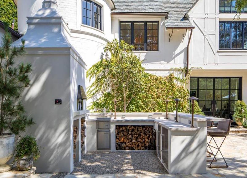 Ellen DeGeneres e la moglie Portia de Rossi vendono la tenuta di Beverly Hills Ellen DeGeneres e la moglie Portia de Rossi vendono la tenuta di Beverly Hills