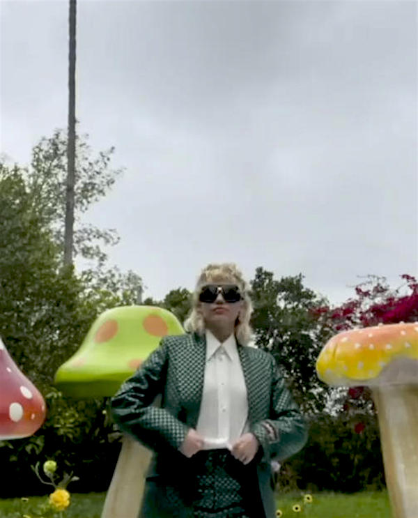 Miley Cyrus ,total look Gucci perla nuova collezione ARIA Miley Cyrus ,total look Gucci perla nuova collezione ARIA