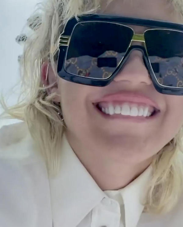 Miley Cyrus ,total look Gucci perla nuova collezione ARIA Miley Cyrus ,total look Gucci perla nuova collezione ARIA