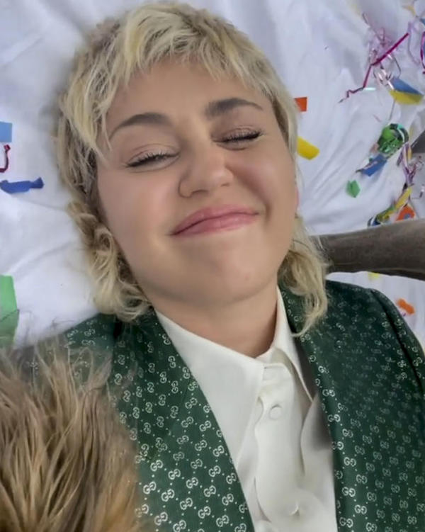 Miley Cyrus ,total look Gucci perla nuova collezione ARIA Miley Cyrus ,total look Gucci perla nuova collezione ARIA