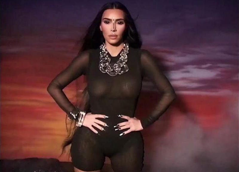 Kim Kardashian modella per la sua nuova linea SKIMS Summer Mesh