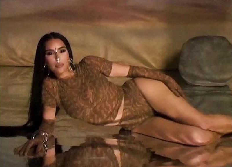 Kim Kardashian modella per la sua nuova linea SKIMS Summer Mesh Kim Kardashian modella per la sua nuova linea SKIMS Summer Mesh