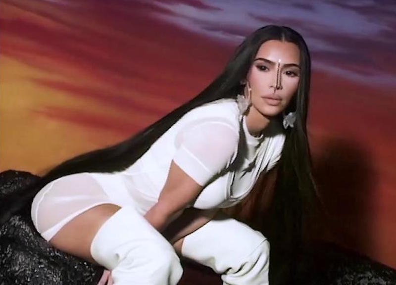 Kim Kardashian modella per la sua nuova linea SKIMS Summer Mesh Kim Kardashian modella per la sua nuova linea SKIMS Summer Mesh