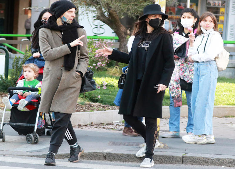 Milano,Rosalinda Celentano passeggia con una sua amica in zona Garibaldi