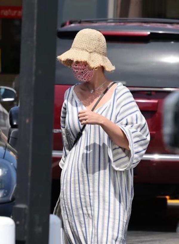 Montecito, Orlando Bloom e Katy Perry con la stessa mascherina rosa e un buffo look