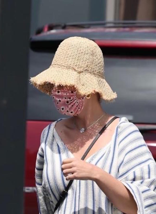 Montecito, Orlando Bloom e Katy Perry con la stessa mascherina rosa e un buffo look