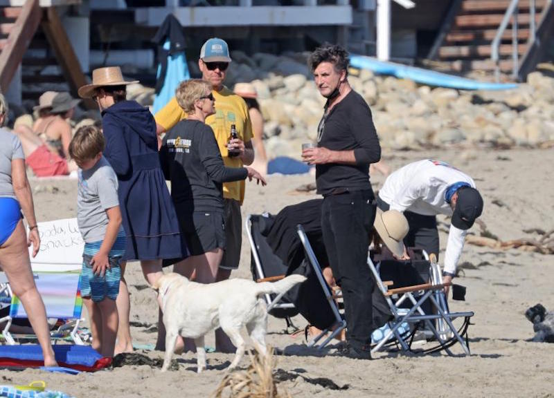 Montecito, Billy Baldwin  fa una passeggiata in spiaggia con il suo cane 