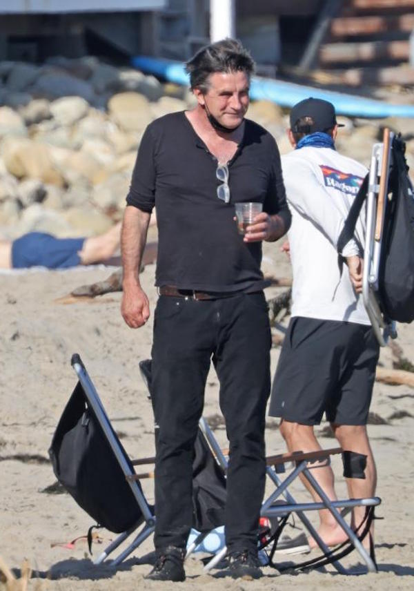 Montecito, Billy Baldwin  fa una passeggiata in spiaggia con il suo cane 