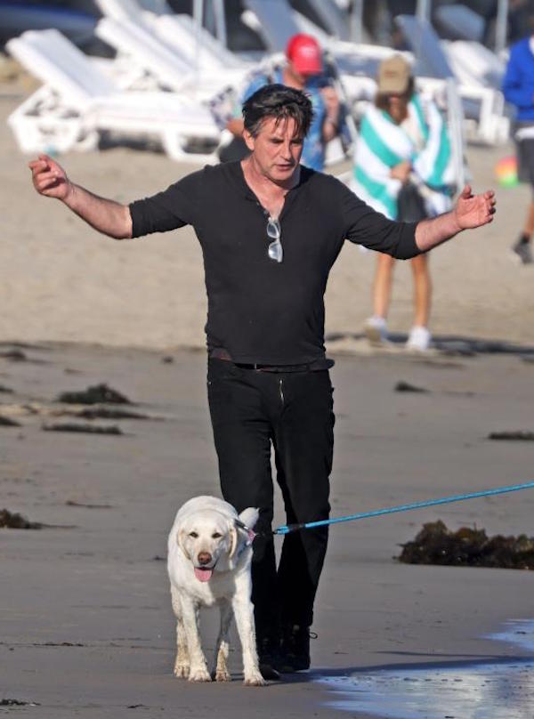 Montecito, Billy Baldwin  fa una passeggiata in spiaggia con il suo cane 