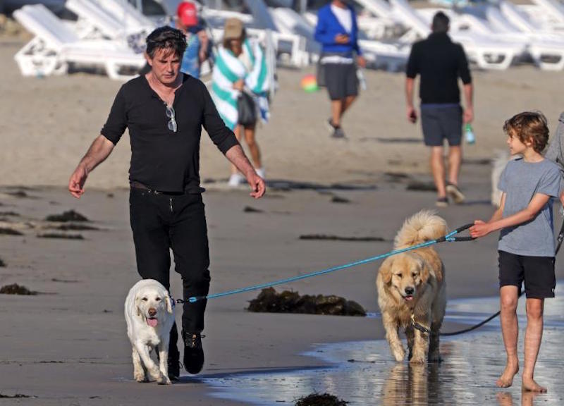 Montecito, Billy Baldwin  fa una passeggiata in spiaggia con il suo cane 