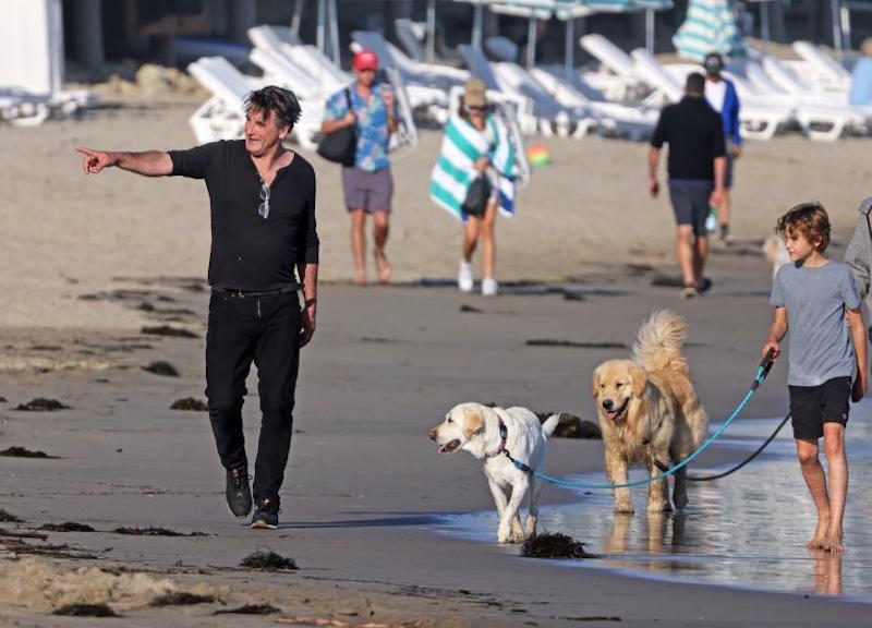 Montecito, Billy Baldwin  fa una passeggiata in spiaggia con il suo cane 