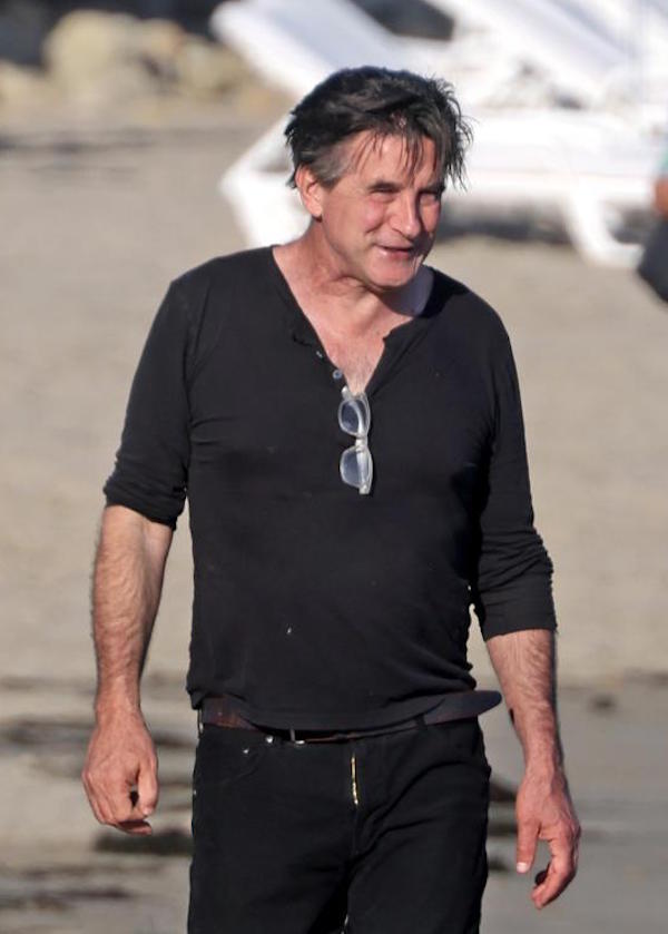 Montecito, Billy Baldwin  fa una passeggiata in spiaggia con il suo cane 